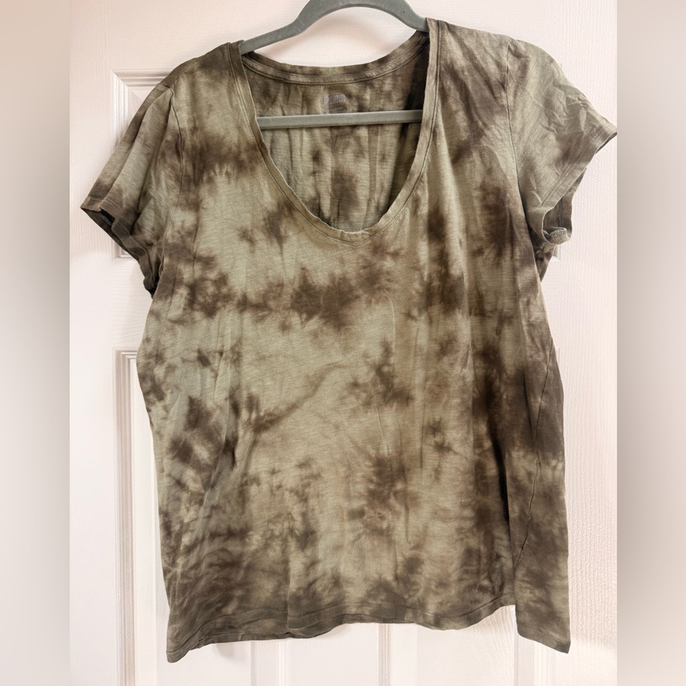 PINK Victoria's Secret Green Tie-Dye V-Neck Tee